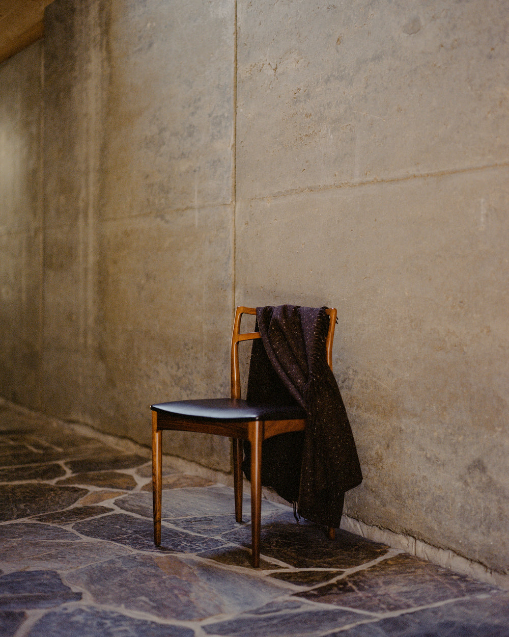 Cosy merino wool throw in a deep brown tweed. Made in Ireland exclusively for SITU Studio in limited quantities. A beautiful modern throw to suit any interior design.